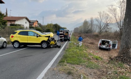 Sinistro paralizza il traffico: quattro i veicoli coinvolti, un'auto finisce nelle Torbiere