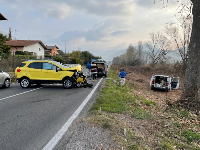 Sinistro paralizza il traffico: quattro i veicoli coinvolti, un’auto finisce nelle Torbiere