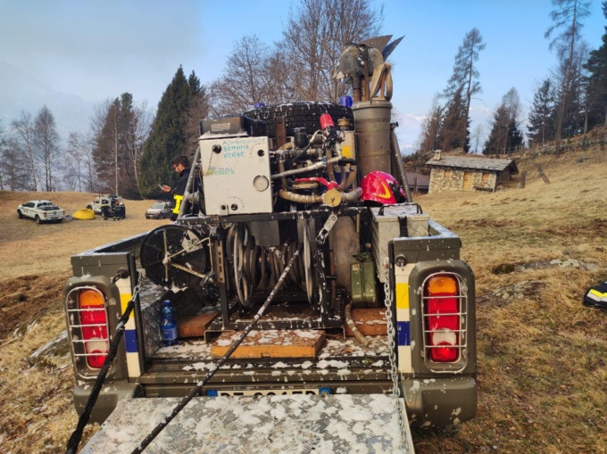 Fiamme a Sonico, la corsa per domare il fuoco