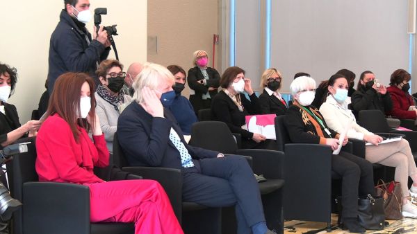 “Onco Hair”: il racconto del progetto che dona i capelli alle donne oncologiche