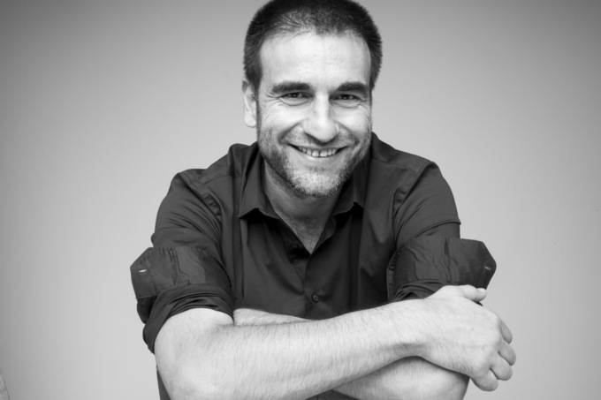 Al Der Mast Paolo Faroni in “Perle ai porci”