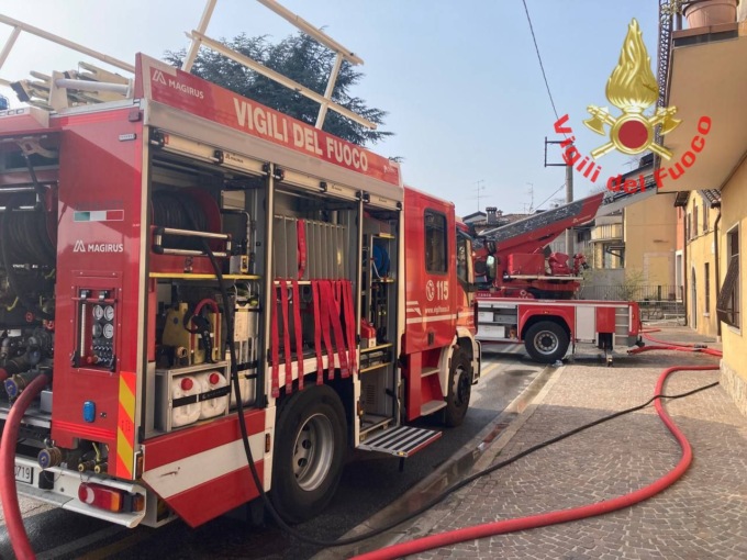 In fiamme una tettoia, l’intervento dei Vigili del Fuoco