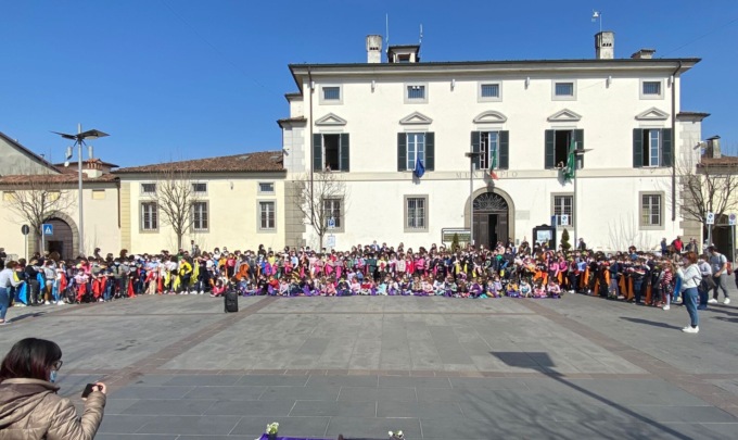 Flash mob per dire “no” alla guerra, le classi scendono in piazza