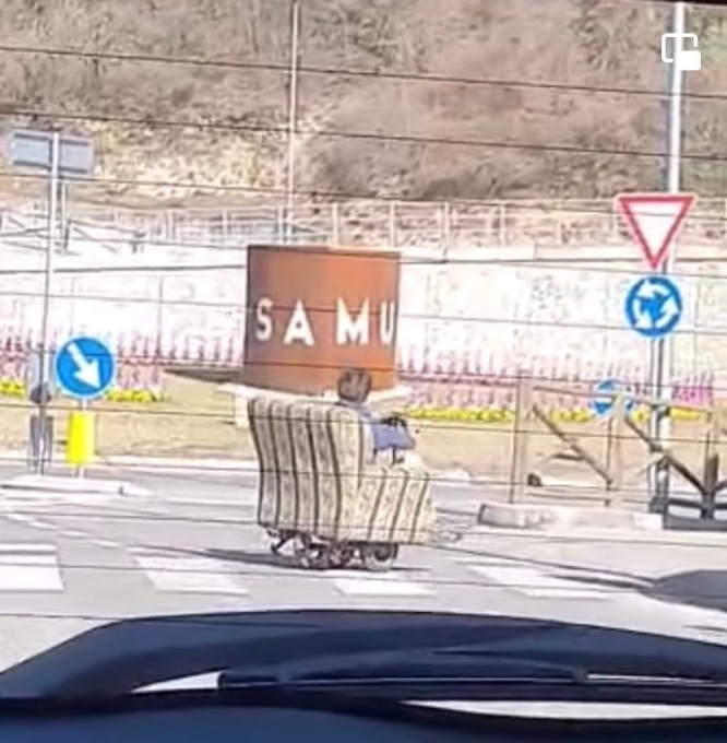 Viaggiare per strada in poltrona per combattere i rincari, succede a Salò