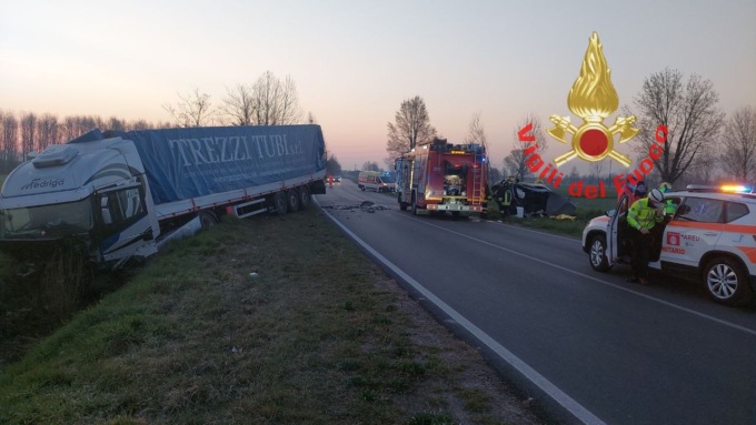 Scontro fatale con un mezzo pesante, 20enne perde la vita