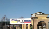 La bandiera arcobaleno della pace è stata tolta dal cancello delle elementari
