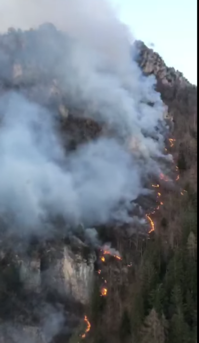 Incendi boschivi, la Protezione Civile lancia l’allerta rossa in aree prealpine