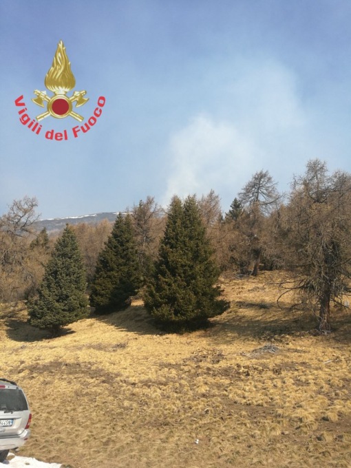 Vezza d’Oglio, le fiamme non danno tregua