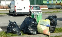 Nel paese vicino per abbandonare i rifiuti: sanzione da mille euro