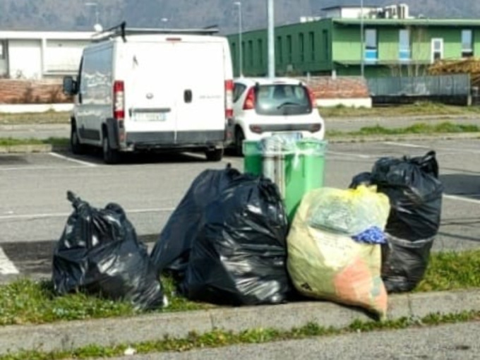 Nel paese vicino per abbandonare i rifiuti: sanzione da mille euro