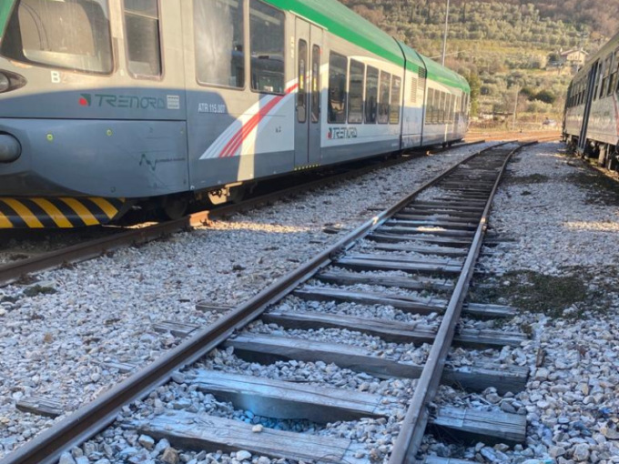 Vandali sui vagoni del treno: denunciati 4 minorenni