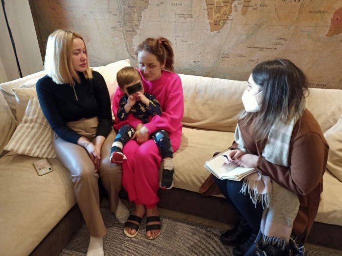 Un lungo viaggio in auto per arrivare in Italia: la storia di mamma e bimbo scappati dall’Ucraina