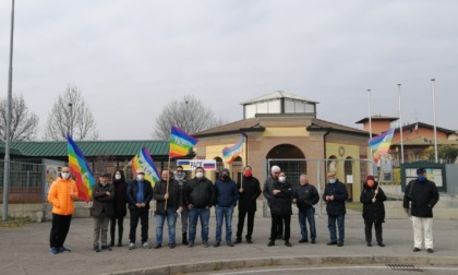 Presidio fuori dalla scuola: "La bandiera arcobaleno non è un simbolo politico"