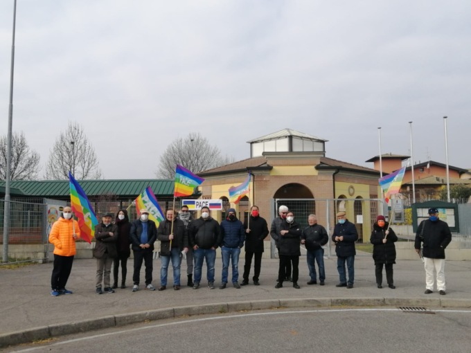 Presidio fuori dalla scuola: “La bandiera arcobaleno non è un simbolo politico”