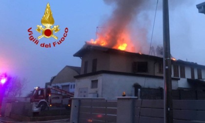 In fiamme il tetto di una casa, paura a Roccafranca