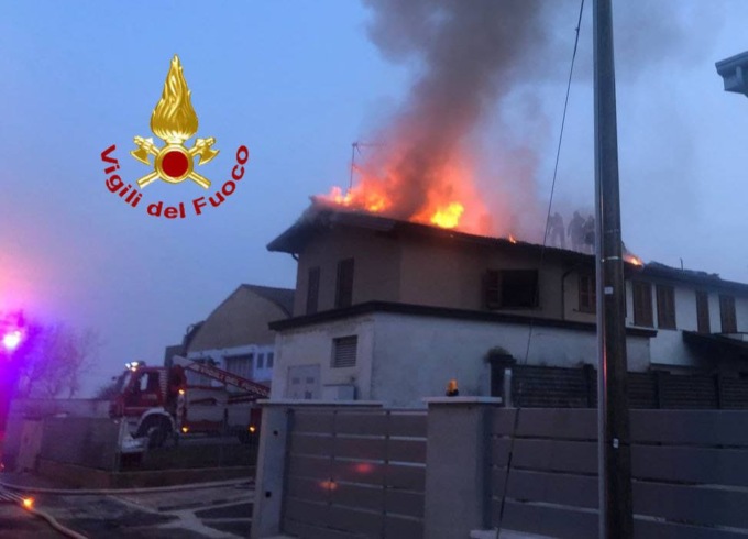 In fiamme il tetto di una casa, paura a Roccafranca