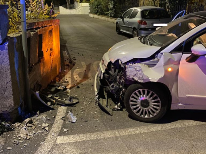 Cerca di scappare dai carabinieri ma finisce contro il muro e senza patente