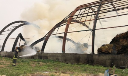 In fiamme un fienile di Roccafranca: sul posto i Vigili del Fuoco