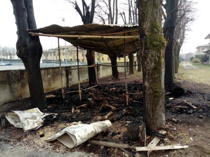 Distrutta da un incendio la capanna degli Alpini di Rovato