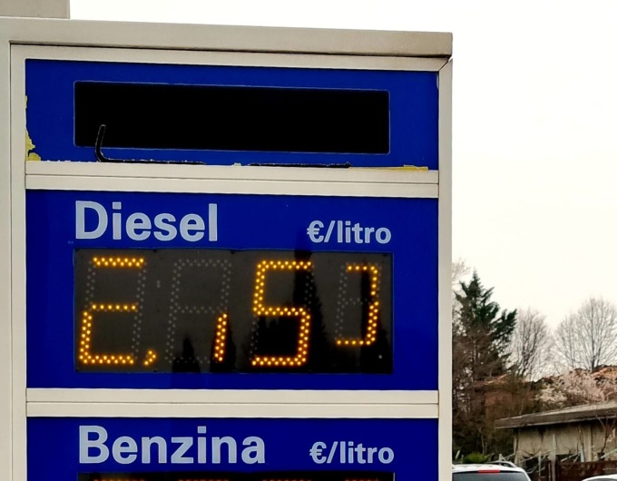 Controlli nei distributori di Coccaglio e Cologne: sanzioni per 10mila euro