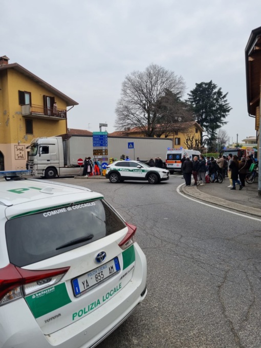 Investita da un camion, grave un’anziana