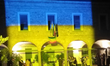 Il Comune si tinge di blu e giallo per sostenere il popolo ucraino