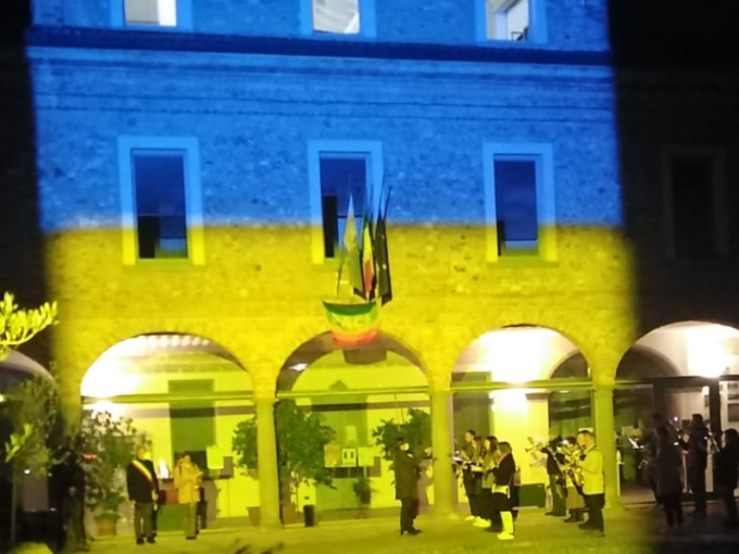 Il Comune si tinge di blu e giallo per sostenere il popolo ucraino