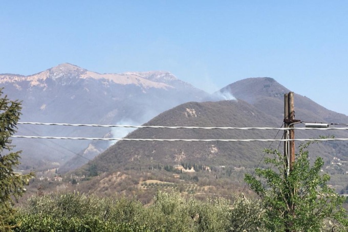 Fiamme nel Bresciano, nuovo rogo a Paisco Laveno e risveglio del fuoco a Gardone Riviera