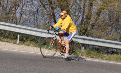 Scalata in bici coi colori giallo blu: l'impresa pro Ucraina di Parzani