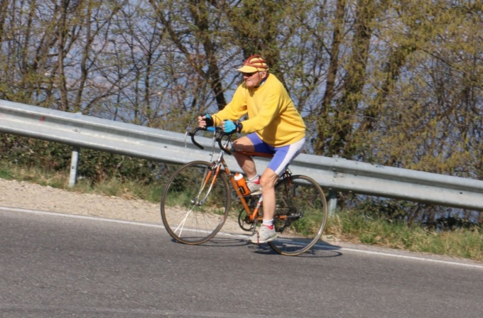 Scalata in bici coi colori giallo blu: l’impresa pro Ucraina di Parzani