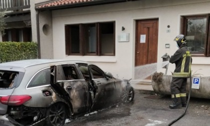 Un'auto in fiamme a Villa Pedergnano