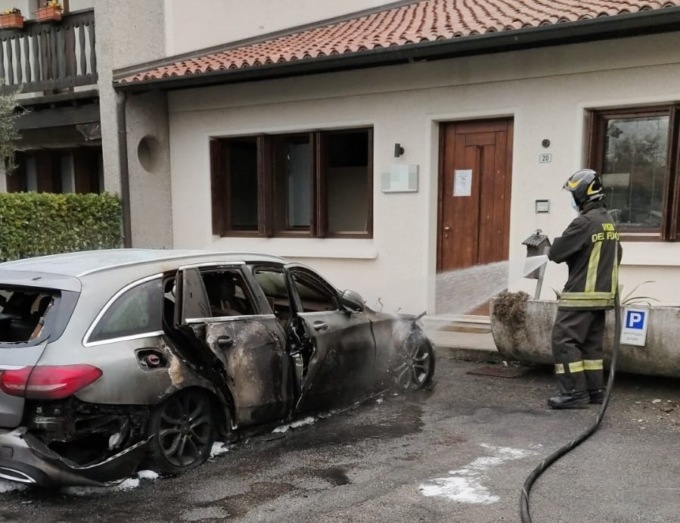 Un’auto in fiamme a Villa Pedergnano