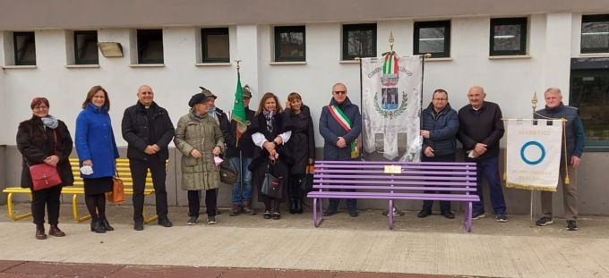 Berlingo si tinge con i colori della solidarietà: ora c’è anche la panchina viola