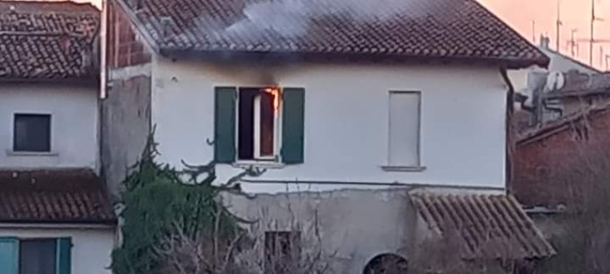 Incendio in casa, salvata dalla badante ucraina