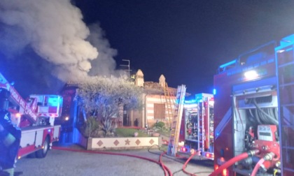 Brucia il tetto di un’abitazione, fiamme altissime: fondamentale l’intervento dei pompieri