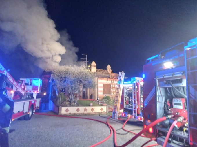 Brucia il tetto di un’abitazione, fiamme altissime: fondamentale l’intervento dei pompieri