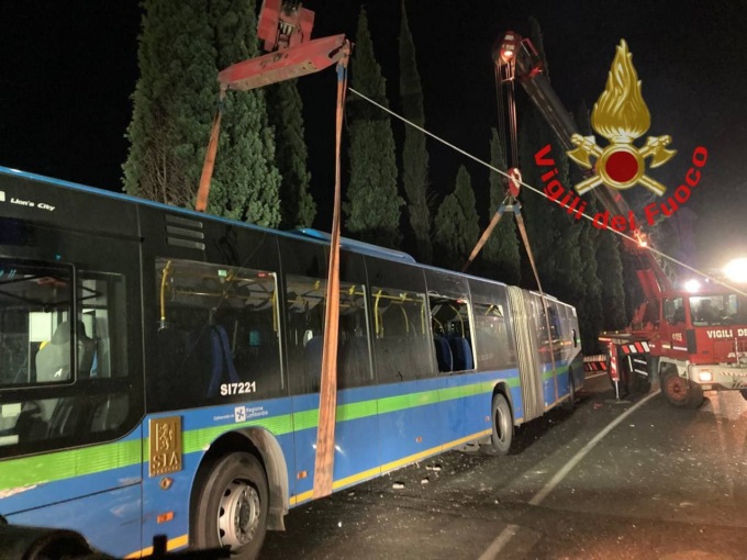 Bus fuoristrada, tragedia sfiorata: l’intervento dei Vigili del Fuoco