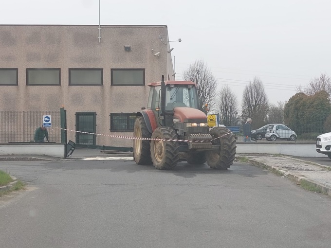Rubano un trattore, lo usano per sfondare un cancello ma l’assalto alla ditta fallisce