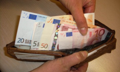 Trova portafogli con 600 euro in contanti e lo consegna alla Polizia
