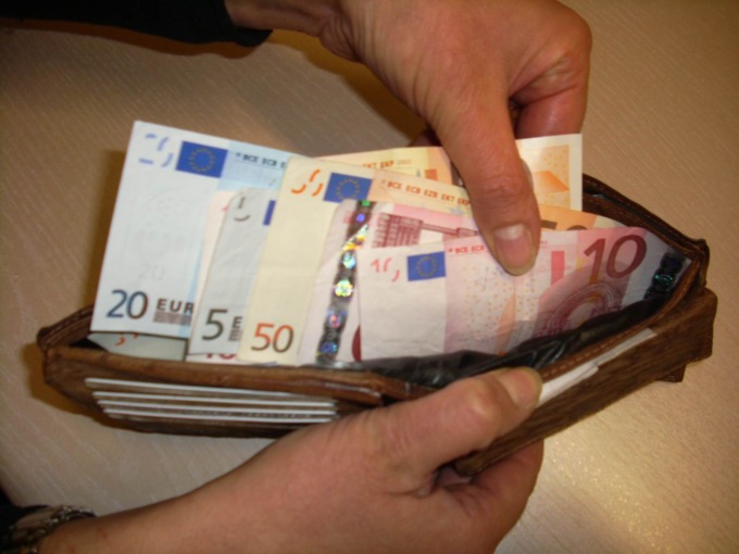 Anziana derubata del portafoglio al supermercato: spesi 2.400 euro