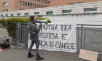 Protesta davanti alla Corte d'Assise di Brescia per salvare il maiale Cuore