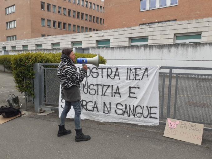 Protesta davanti alla Corte d’Assise di Brescia per salvare il maiale Cuore