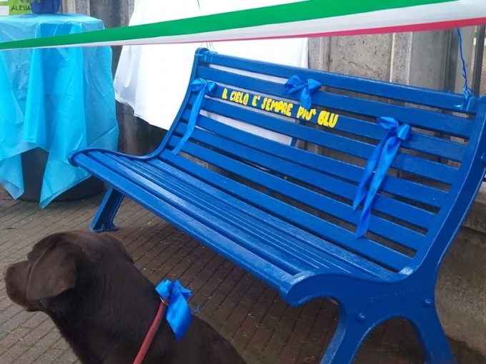 Una panchina blu per l’autismo: inaugurata la nuova seduta