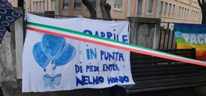 Il nastro blu per i bambini con autismo che escono durante la quarantena