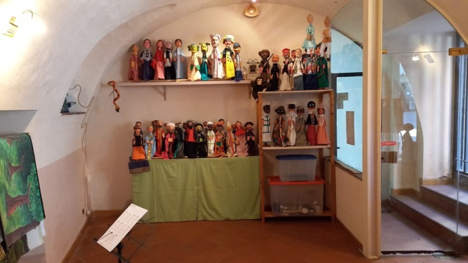 I burattini di “Charlie” Consoli hanno trovato casa in via Pieve