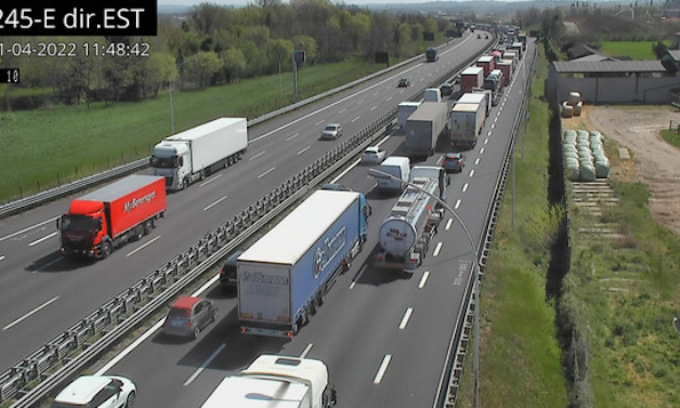 A4, tamponamento tra auto e mezzo pesante, ripercussioni sul traffico