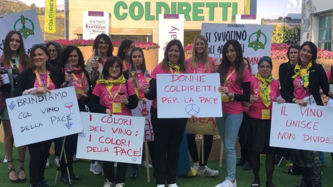Vinitaly, flash mob in rosa per la pace