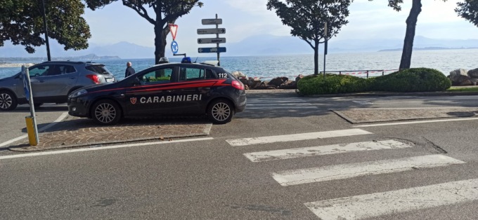 Le acque del lago restituiscono il cadavere di una donna, a notarlo due turisti