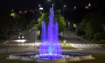 Giornata mondiale della fibromialgia: la fontana di via Cefalonia illuminata di viola