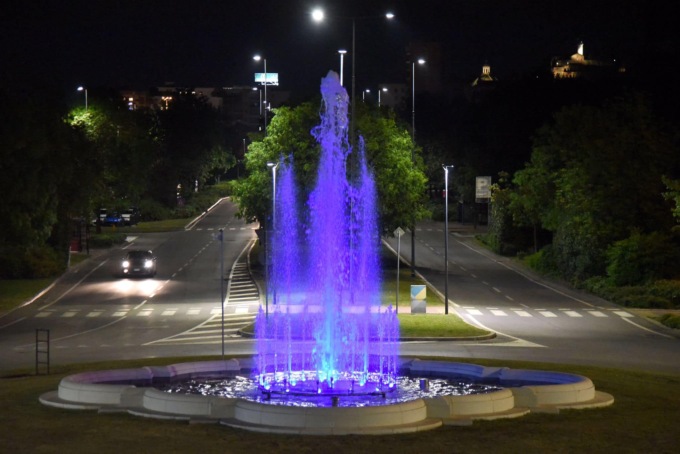 Giornata mondiale della fibromialgia: la fontana di via Cefalonia illuminata di viola